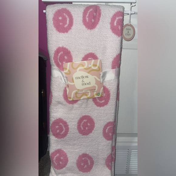 Mellow & Mod Feather Yarn Throw pink & white - Picture 4 of 5